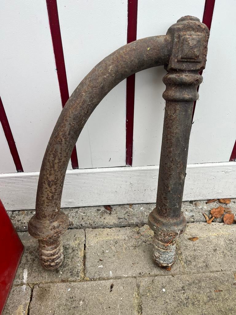 ancien chasse-roue (ou bouteroue) en fonte de fer, Ophalen