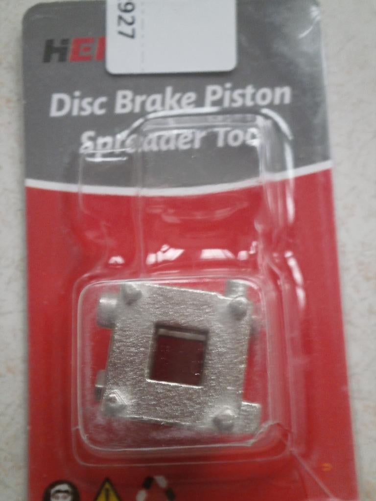 Outil universel pour rentrer les pistons de frein, Enlèvement