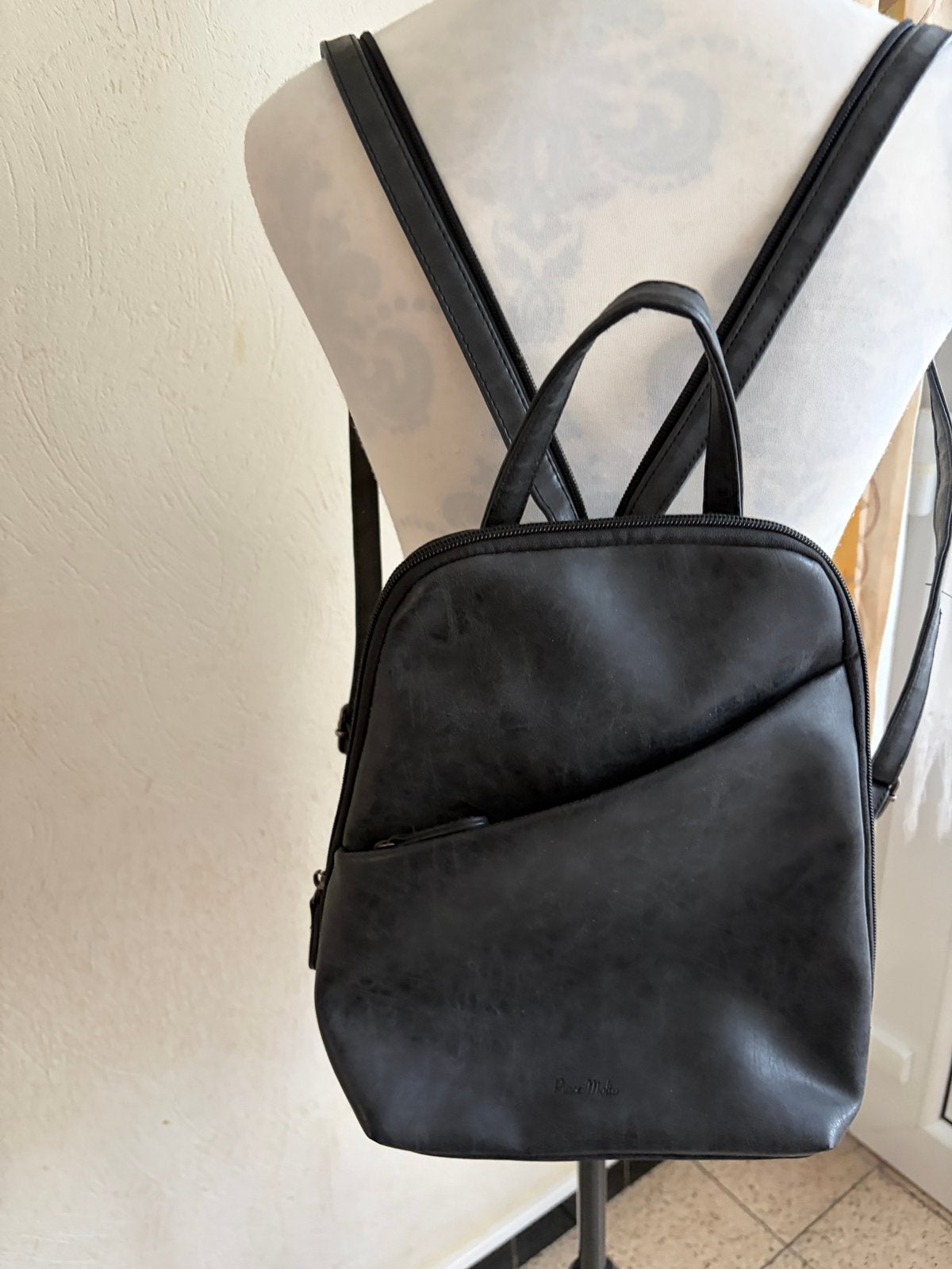 Sac à dos / Sac bandoulière modulable noir – PIACE MOLTO, Bijoux, Sacs & Beauté, Enlèvement ou Envoi, Comme neuf, Noir