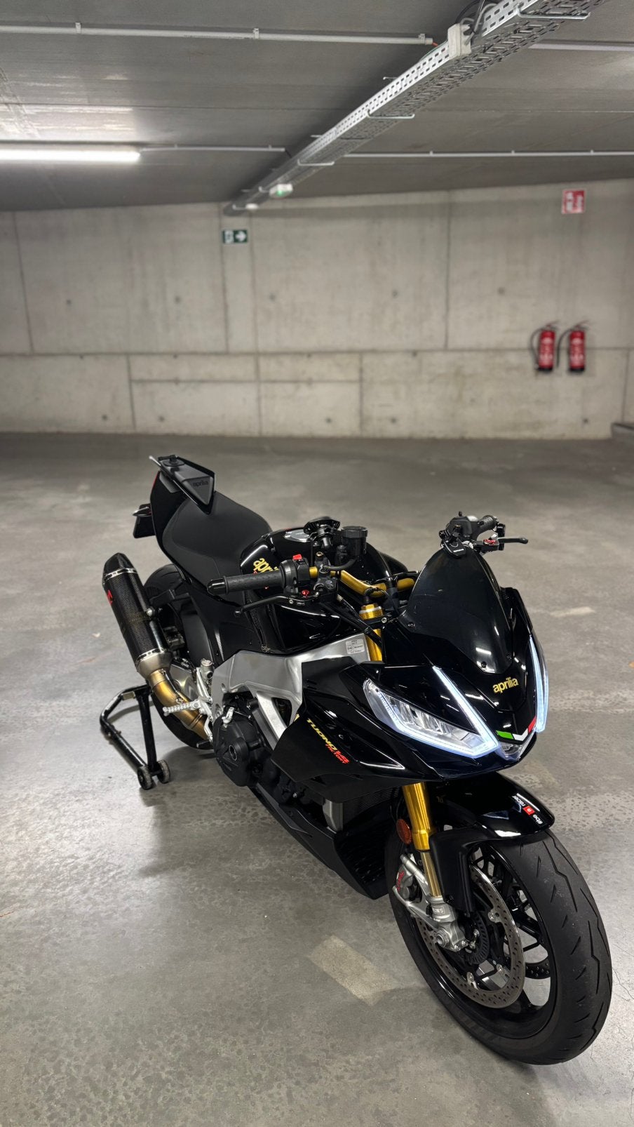Aprilia Tuono v4 FACTORY - TITANE AKRA, Motos, Permis Moto A, Occasion, Plus de 35 kW, Manuelle