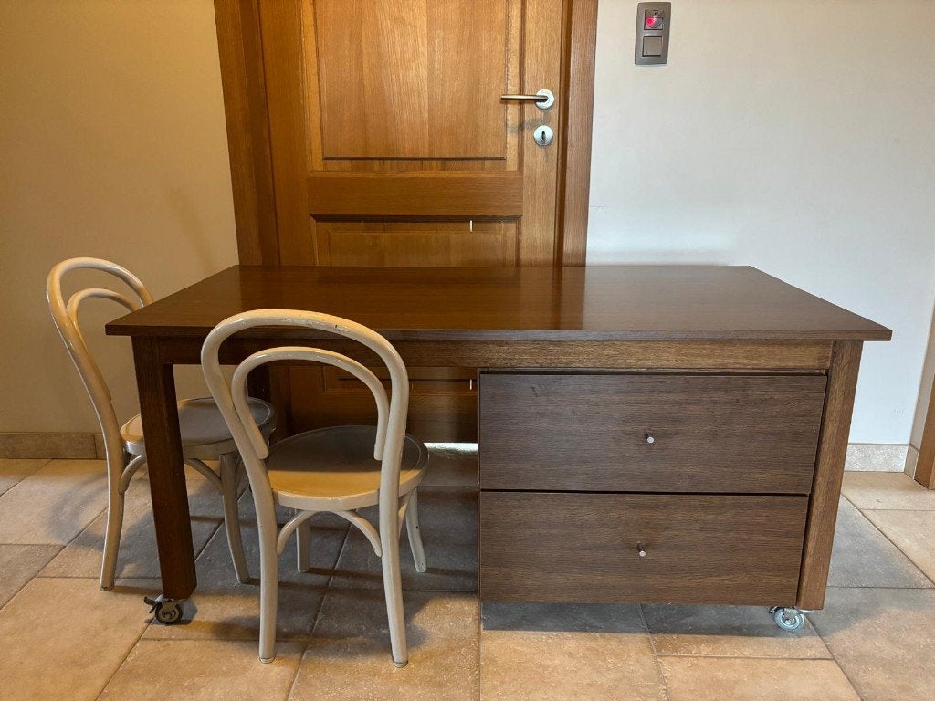 Bureau kind op wieltjes + stoeltjes, Huis en Inrichting, Bureaus, Gebruikt, Kinderbureau, Overige merken, Klassiek, Hout, Bruin