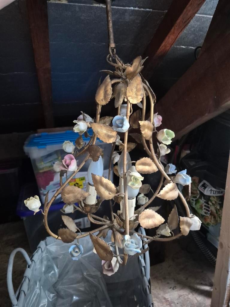 Antieke luster met bloemen, Ophalen