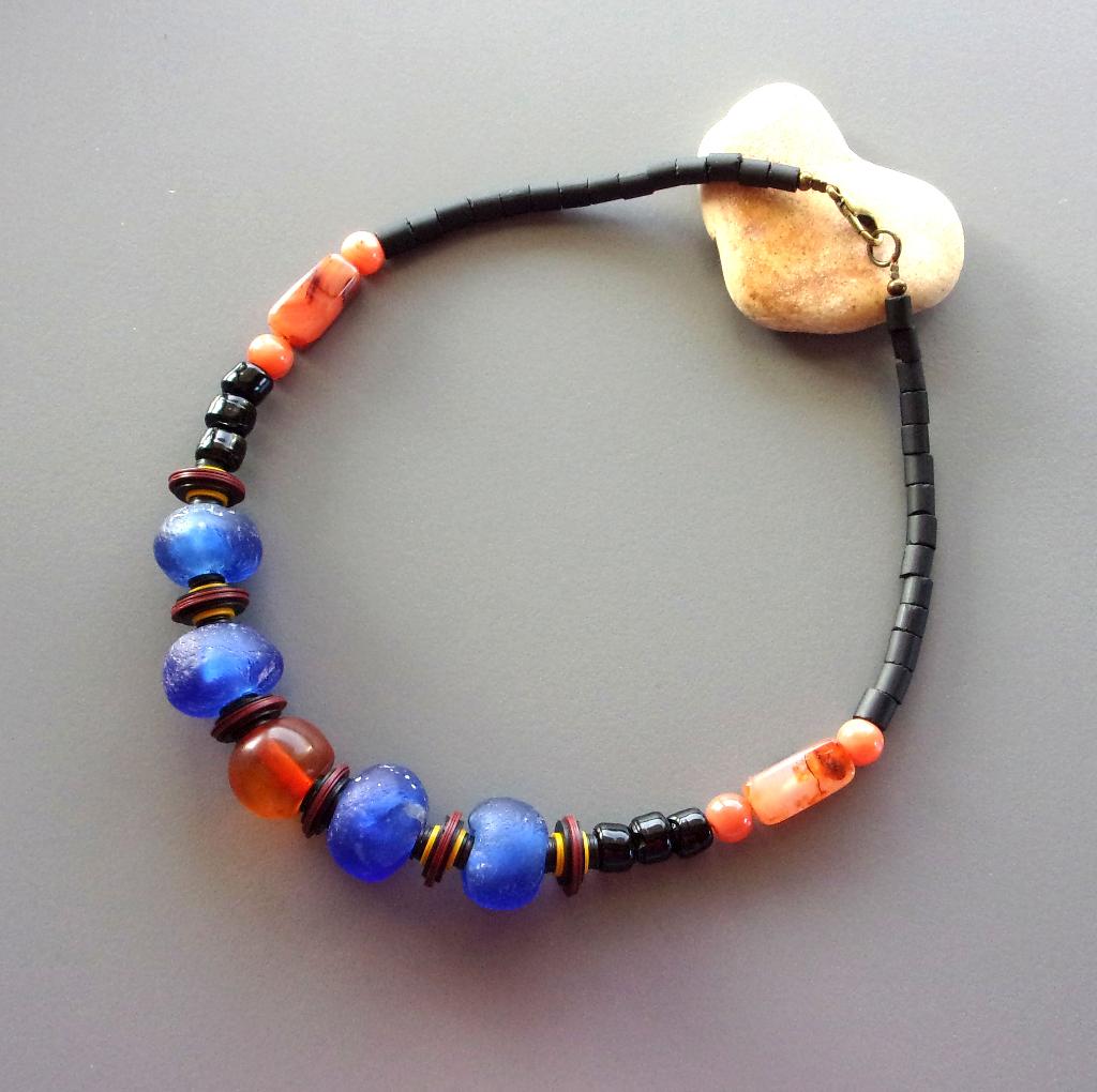 Afrikaanse blauwe en oranje ketting glas uit Ghana en agaat, Handtassen en Accessoires, Kettingen, Blauw, Nieuw, Ophalen of Verzenden