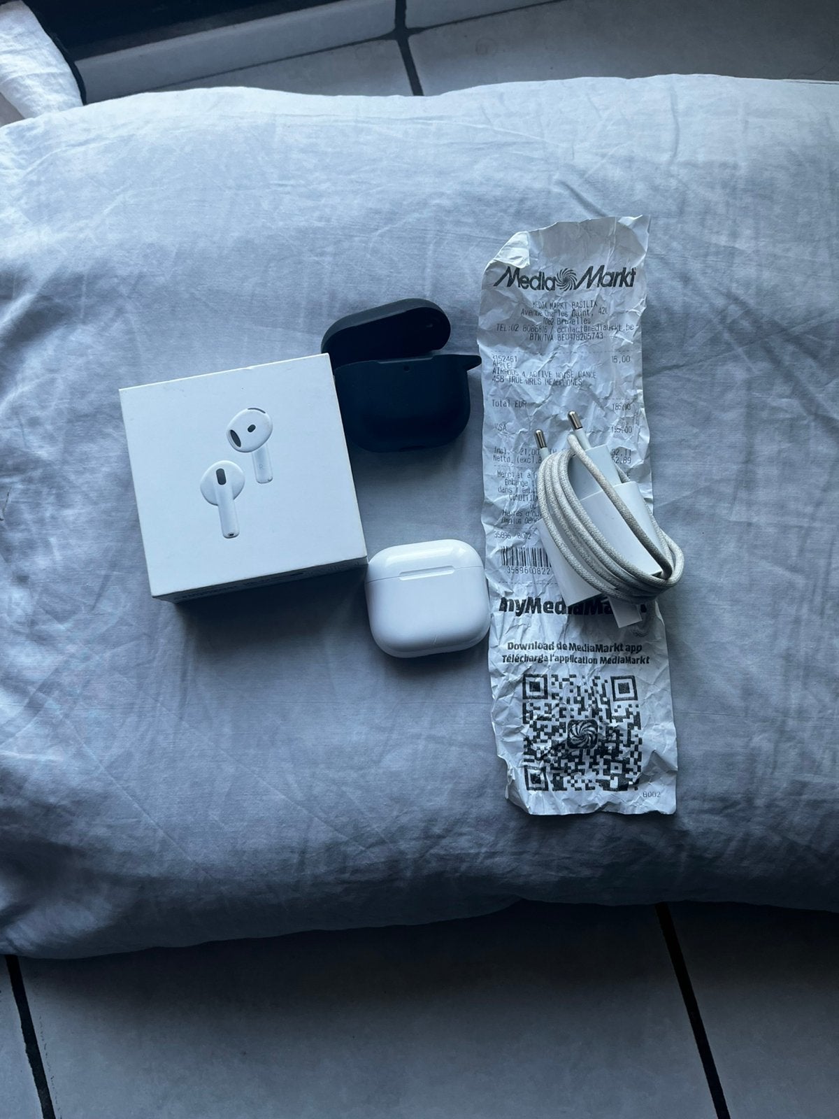 Airpods 4 avec réduction de bruit ( encore sous garantie), Télécoms, Apple, Utilisé, Blanc, Enlèvement ou Envoi