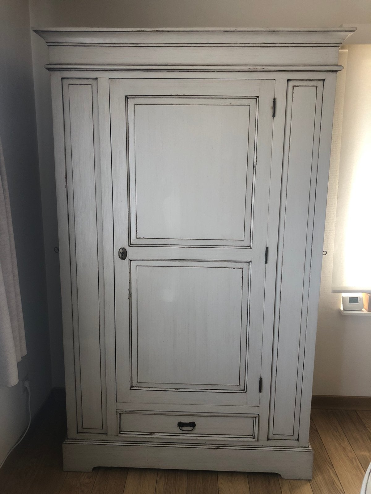 ARMOIRE HAUTE EN BOIS BLANC, KLASSIEK, Avec tablette(s), Comme neuf, 100 à 150 cm