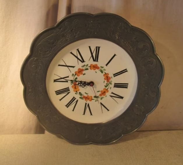 Mooi Retro Wandklok in porselein en tin - 39cm, Wandklok, Werkt op batterijen, Ophalen of Verzenden, Zo goed als nieuw