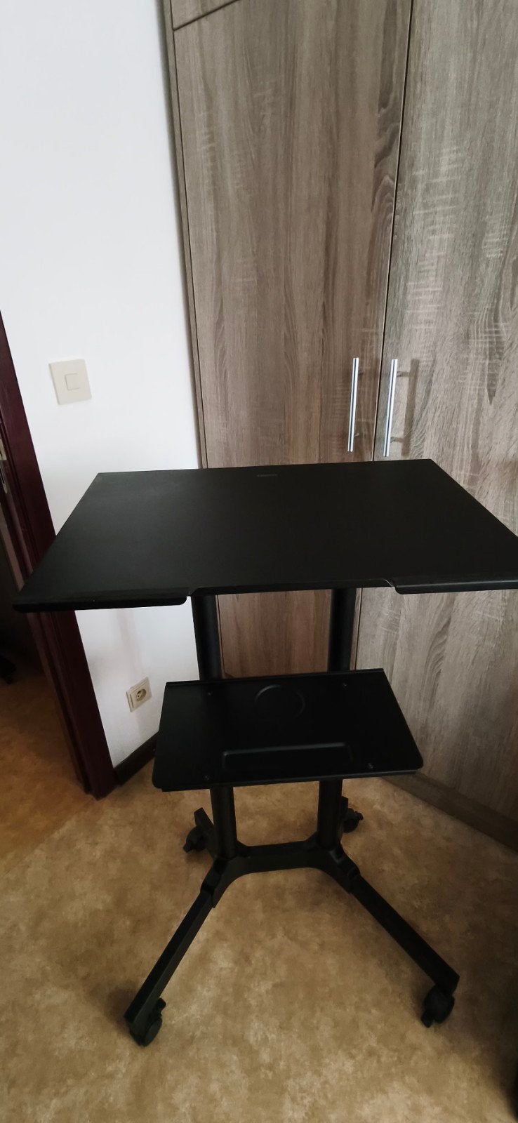 Bureau informatique réglable en hauteur sur roulettes – noir, Utilisé, Réglable en hauteur, Bureau debout, Enlèvement