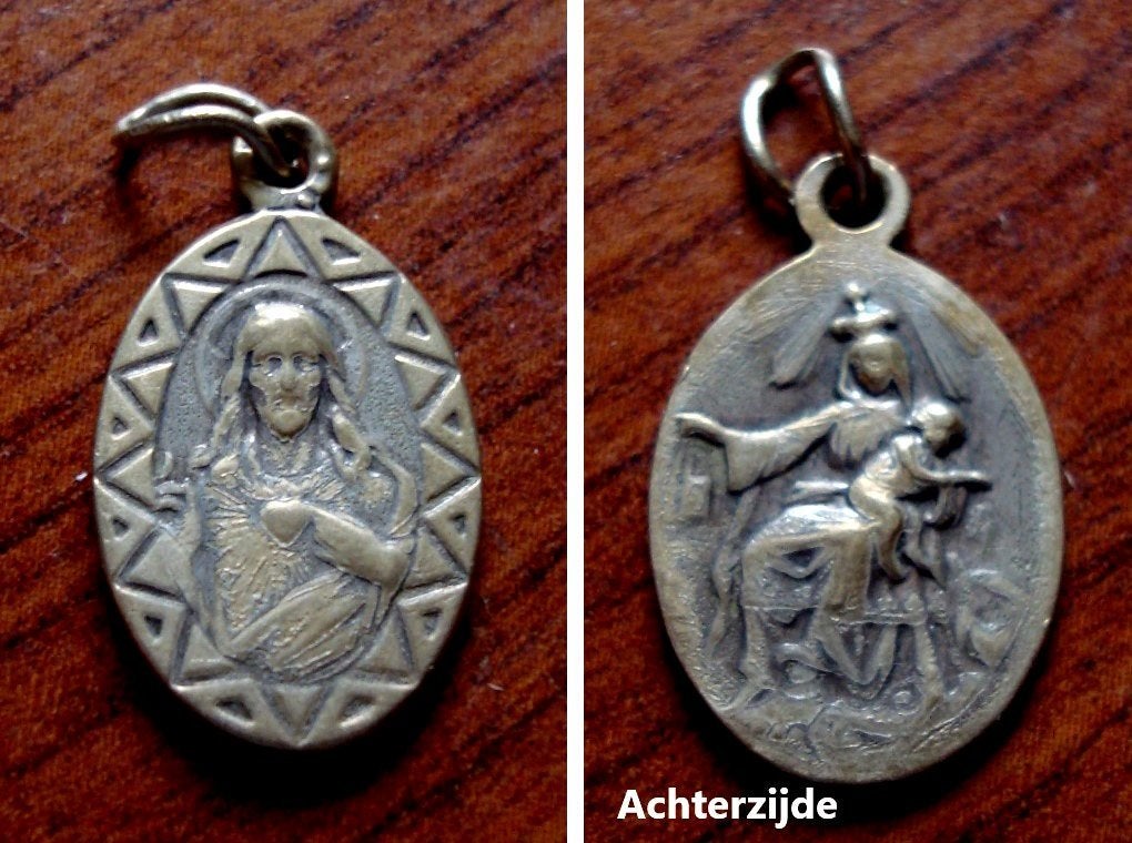 Klein medailletje met Jezus Christus en Maria, Verzamelen, Verzenden, Gebruikt, Overige typen, Christendom | Katholiek
