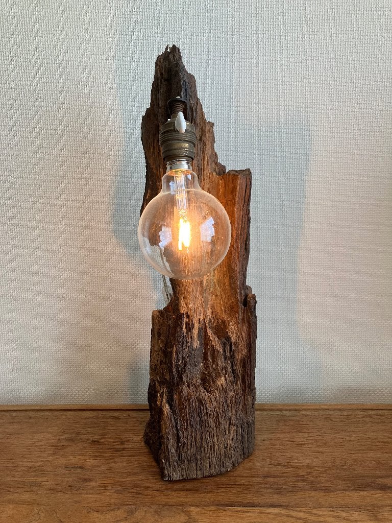 Rustieke lamp op verweerd eik, Ophalen