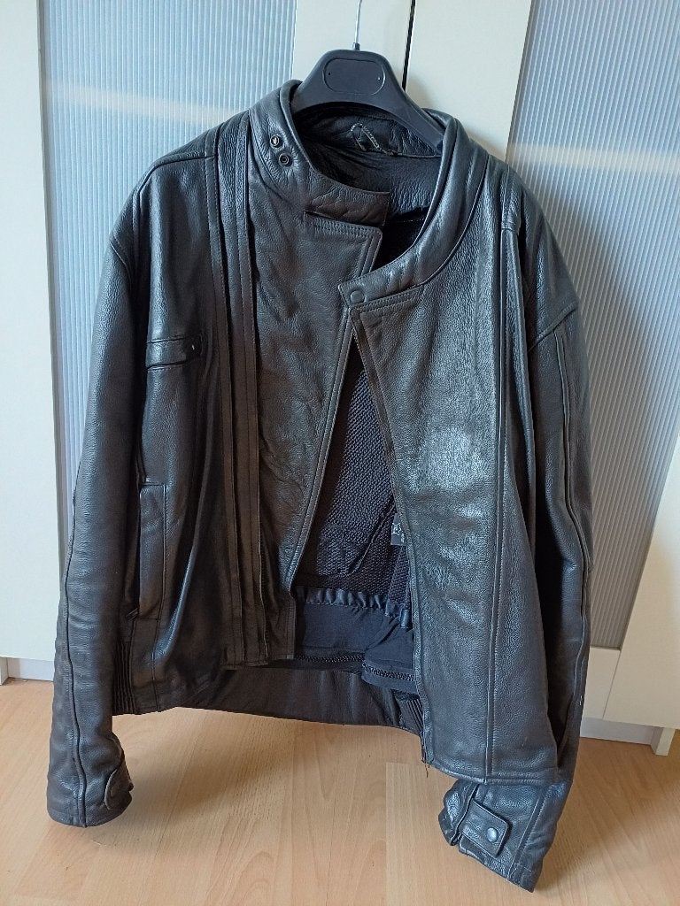 lederen motovest, Ophalen, Gedragen