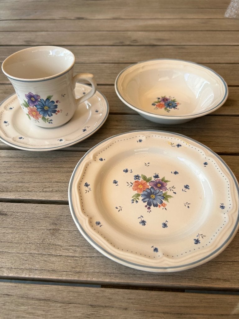Service de petit-déjeuner Vintage Provincial Bouquet, Neuf, Service complet, Poterie, Enlèvement