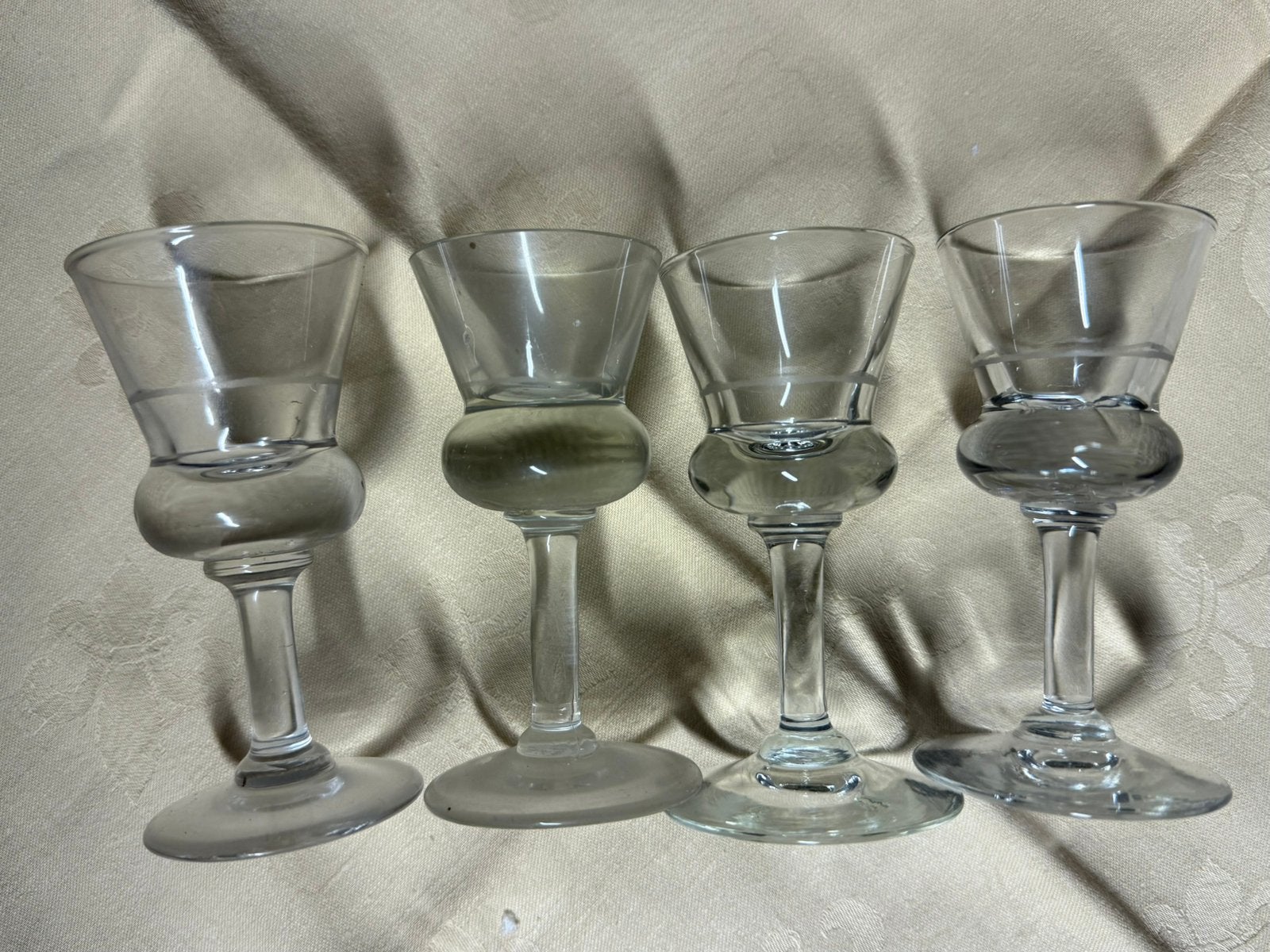 Nombreux verres anciens de liqueurs faire offre H 11cms, Enlèvement, Comme neuf, Autres types
