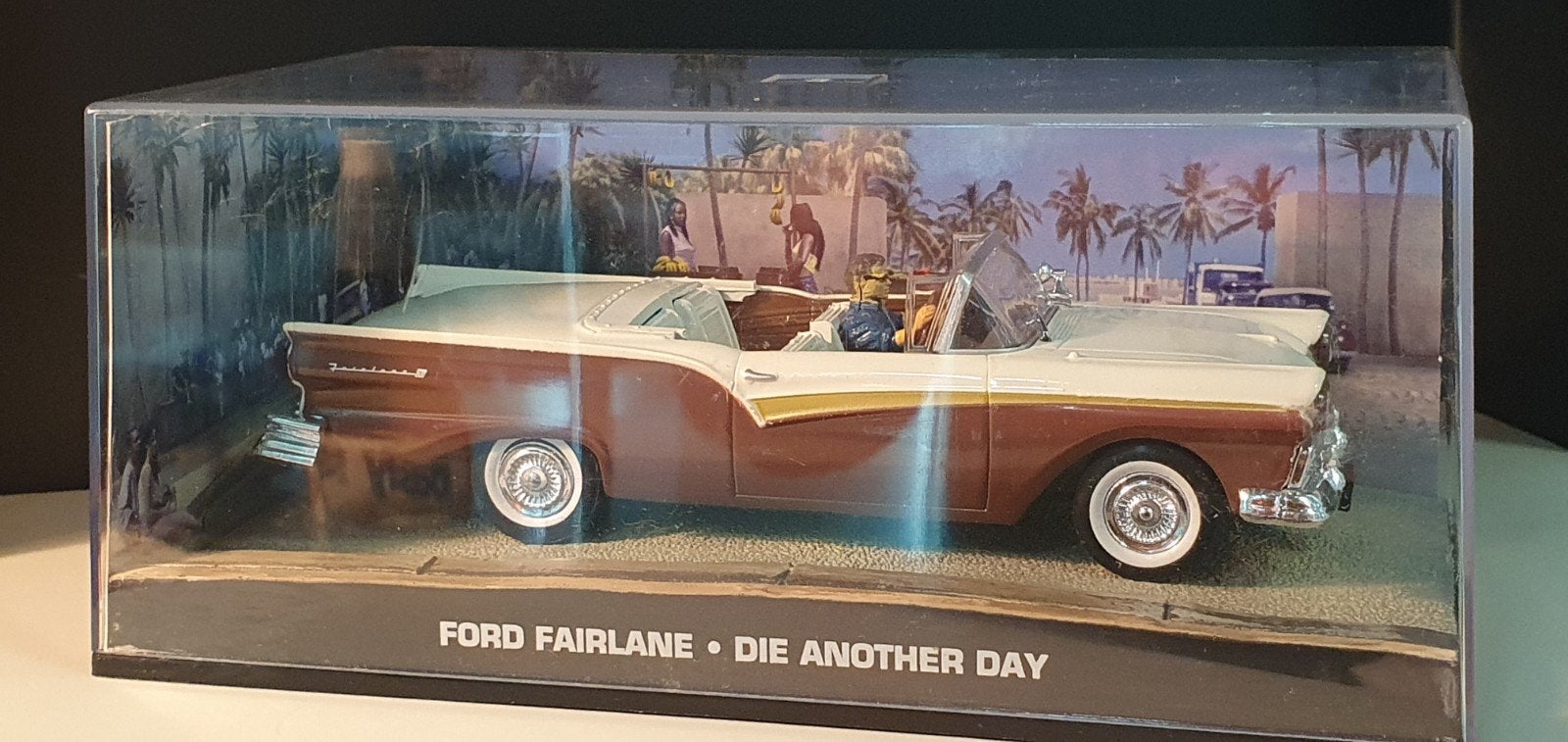 Ford Fairlane cabriolet James Bond 1/43 (N 1597), Enlèvement ou Envoi, Universal Hobbies