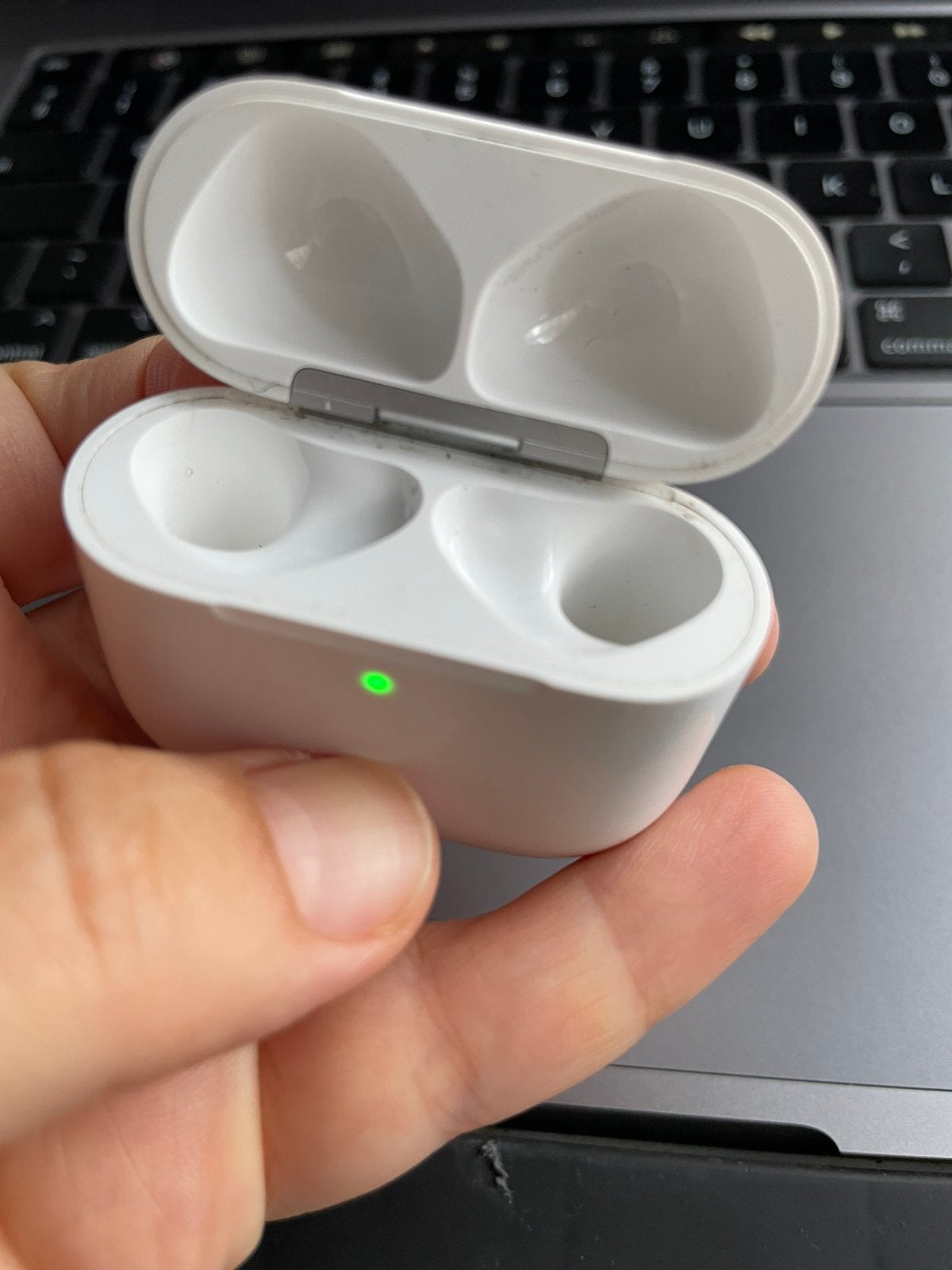 Boite d’AirPods 4 trouvé, Télécoms, Téléphonie mobile | Écouteurs, Enlèvement ou Envoi, Comme neuf