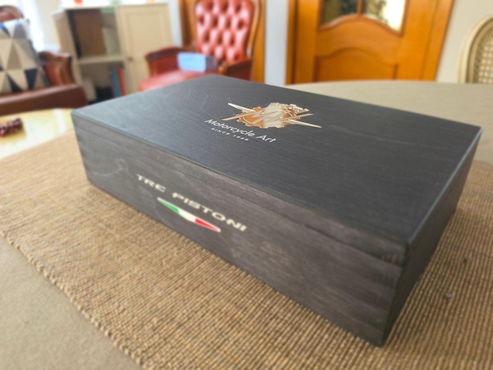 MV Agusta - boîte-cadeau en bois avec clé USB, Motos, Enlèvement ou Envoi, MV Agusta