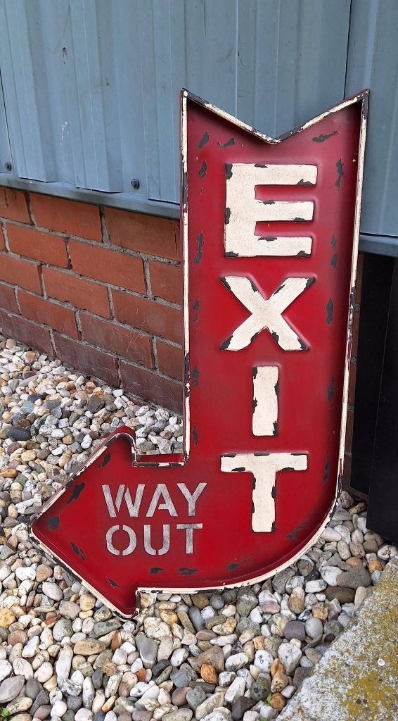 Metalen EXIT / WAY OUT wandbord, vintage look😎, Huis en Inrichting, Metaal, Vintage, 82 cm, Ophalen of Verzenden