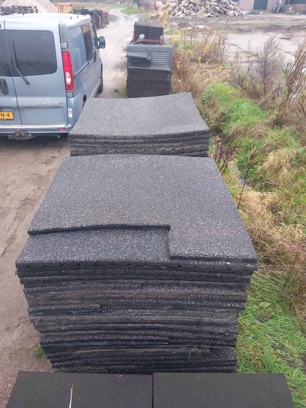 37 Beschadigde rubber matten 100x100x3, Stalling