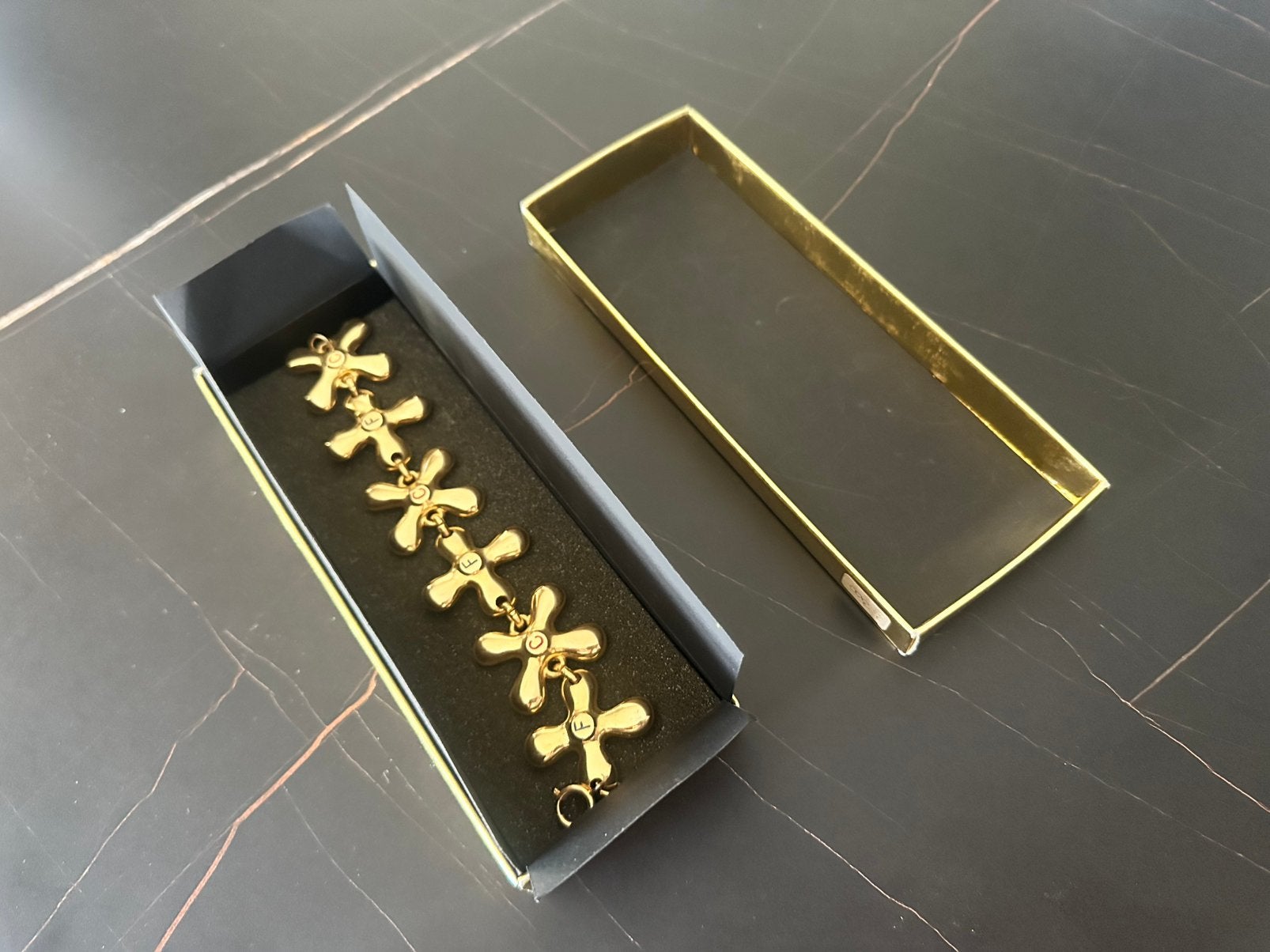 Bracelet unique de MOSCHINO. Séries chaudes et froides, Enlèvement, Neuf, Or, Autres matériaux