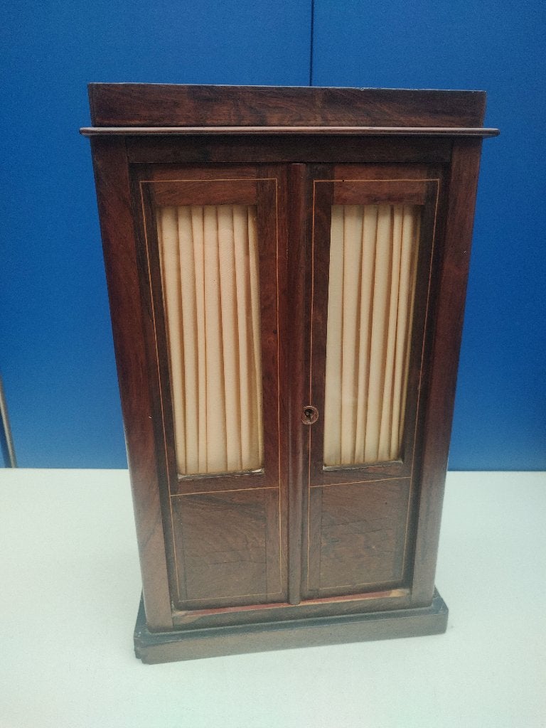 Miniatuur vitrinekast, Envoi