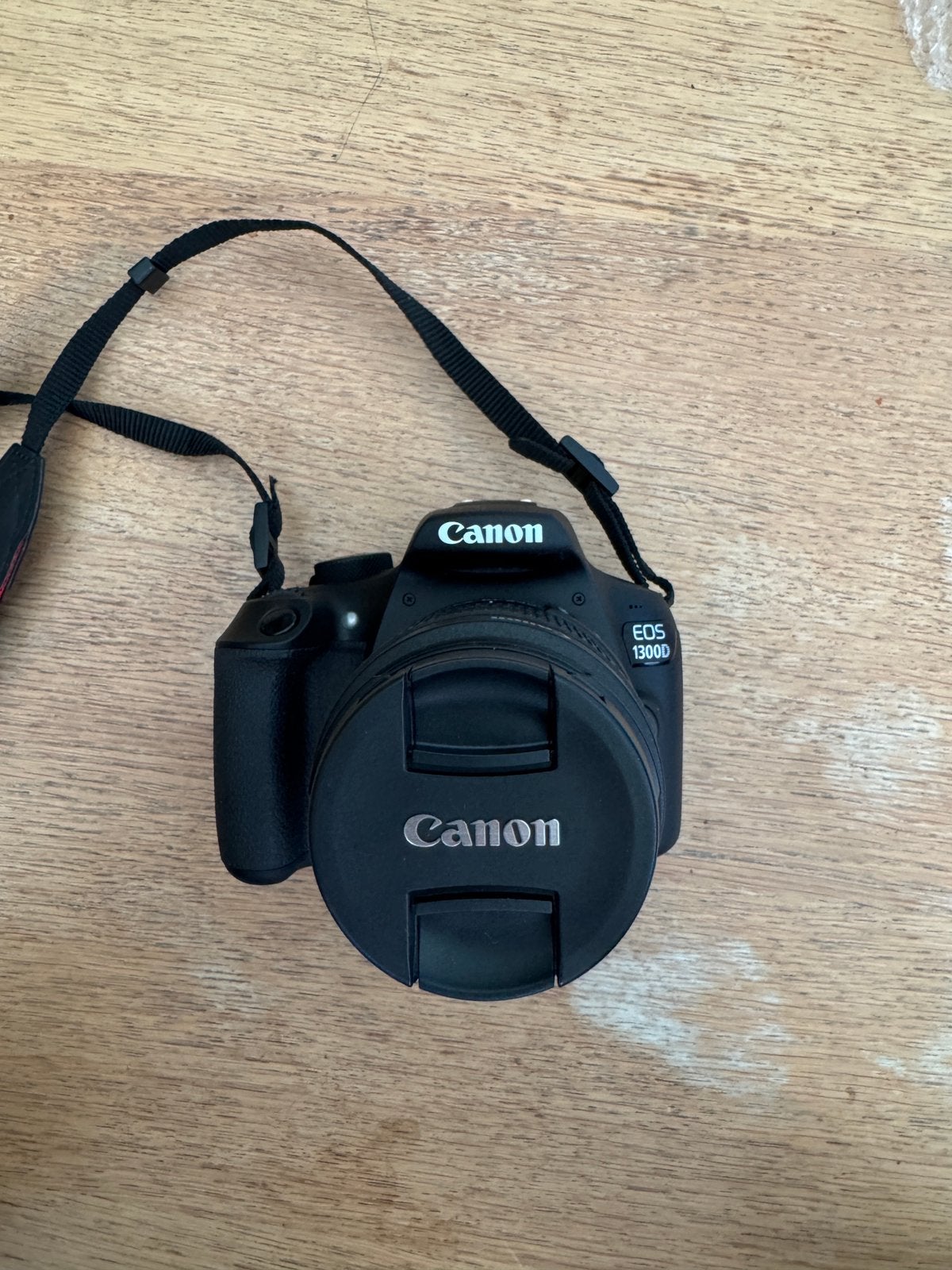 Titre : Canon EOS 1300D + objectif 18-55 mm, Enlèvement ou Envoi, Comme neuf, Sangle de transport, Canon