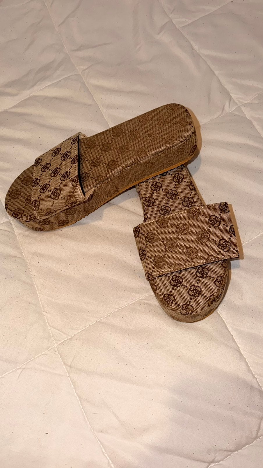 Comfortabele beige slippers / pantoffels voor die zomer, Kleding | Dames, Ophalen of Verzenden, Zo goed als nieuw, Beige, Slippers