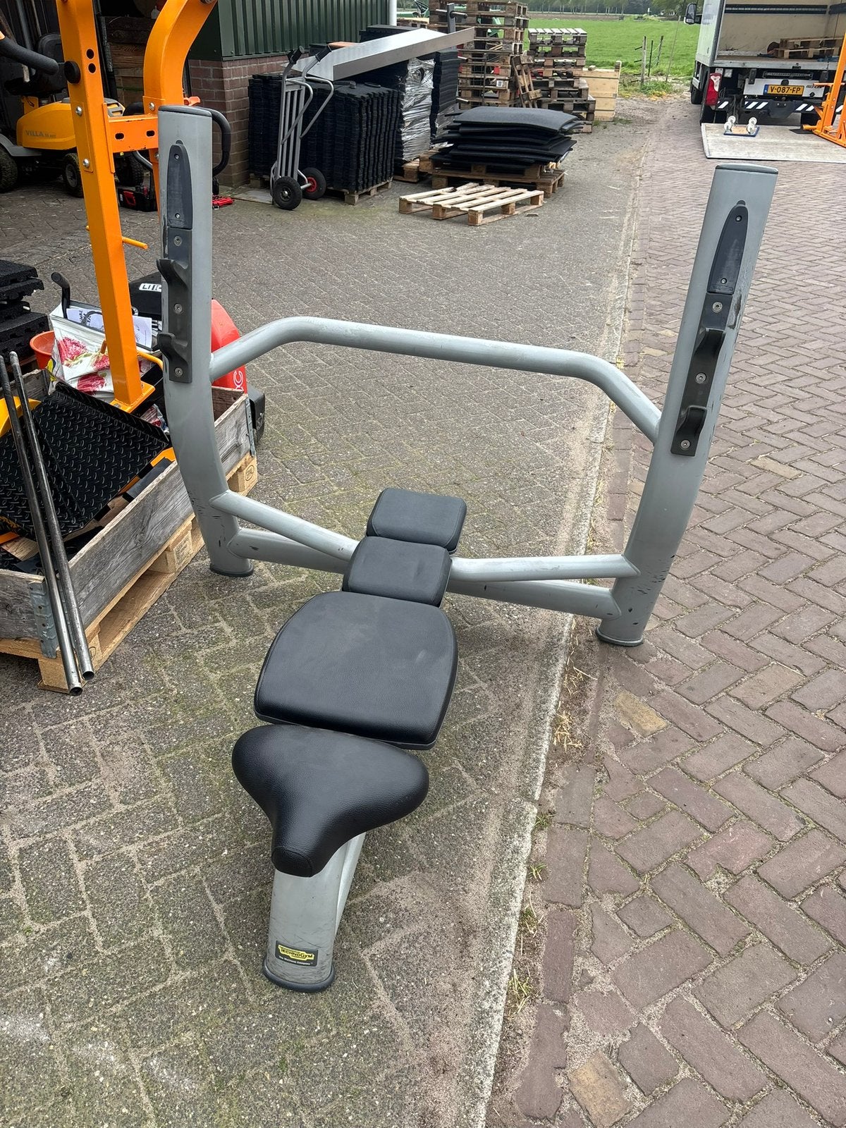 Technogym flat benchpress, Sport en Fitness, Ophalen, Zo goed als nieuw