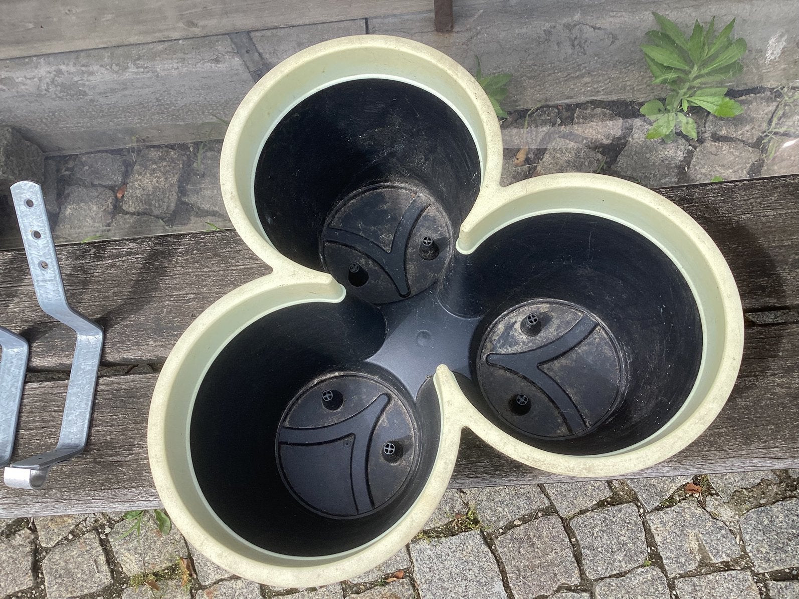 3 zwarte bloembakken vast aan elkaar met gekleurde rand, Tuin en Terras, Ophalen, Zo goed als nieuw
