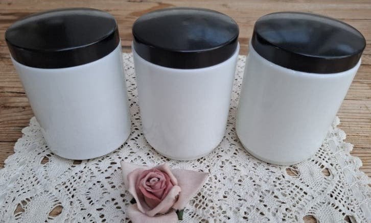3 Vintage Franse wit opaline zalfpotten met zwarte deksel, Enlèvement ou Envoi