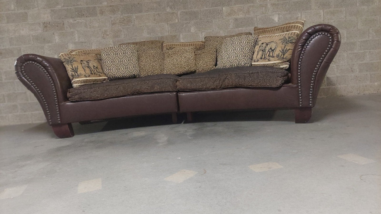 Siège avec 12 coussins inclus, Maison & Meubles, Canapés | Salons, Utilisé, Banc droit, Quatre personnes ou plus, 300 cm ou plus
