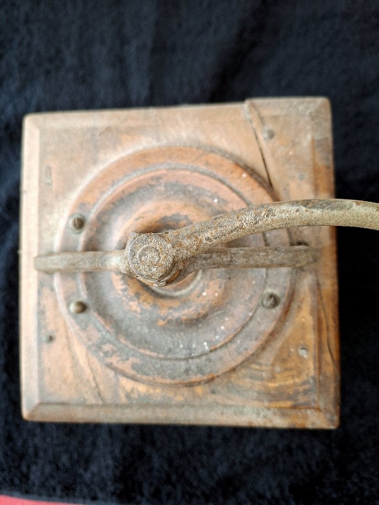 antieke koffiemolen, Ophalen