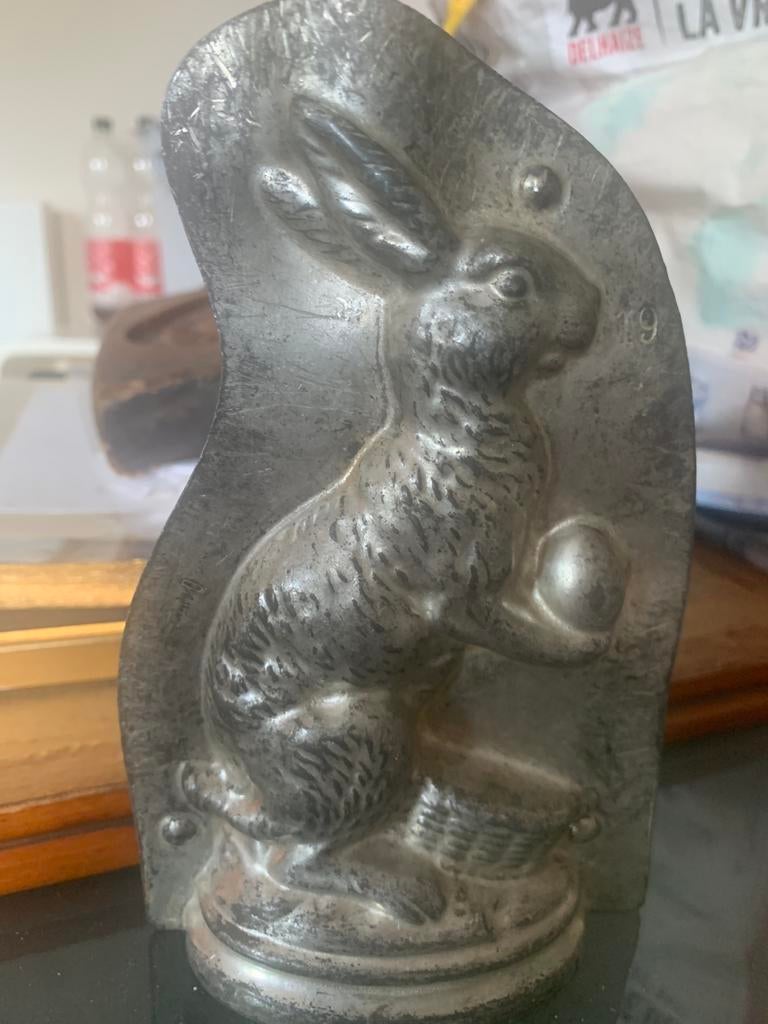 Antieke chocolade vorm zittend konijn met ei, Antiek en Kunst, Verzenden