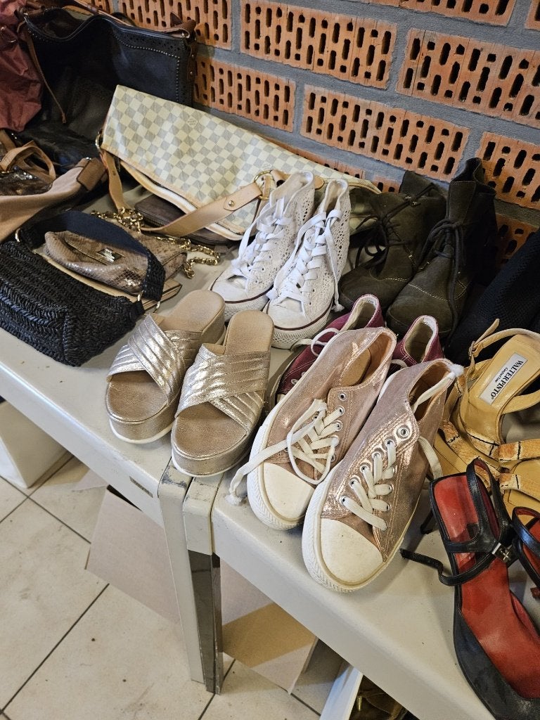 Partij handtassen en damesschoenen – Diverse modellen, Ophalen, Gebruikt