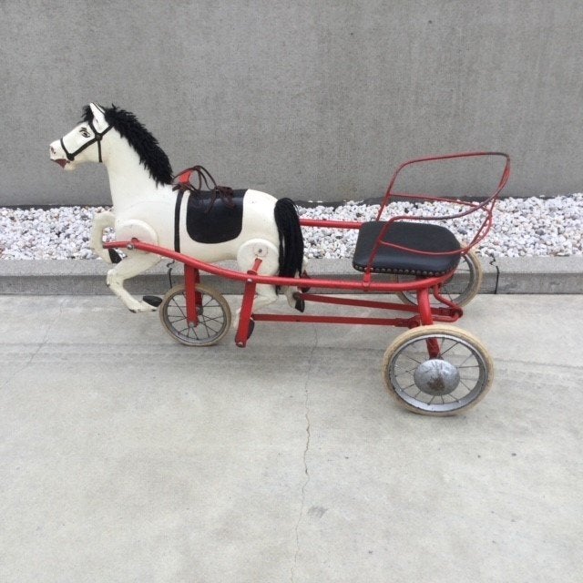 Oud nostalgische driewieler paard met sulky, Enlèvement