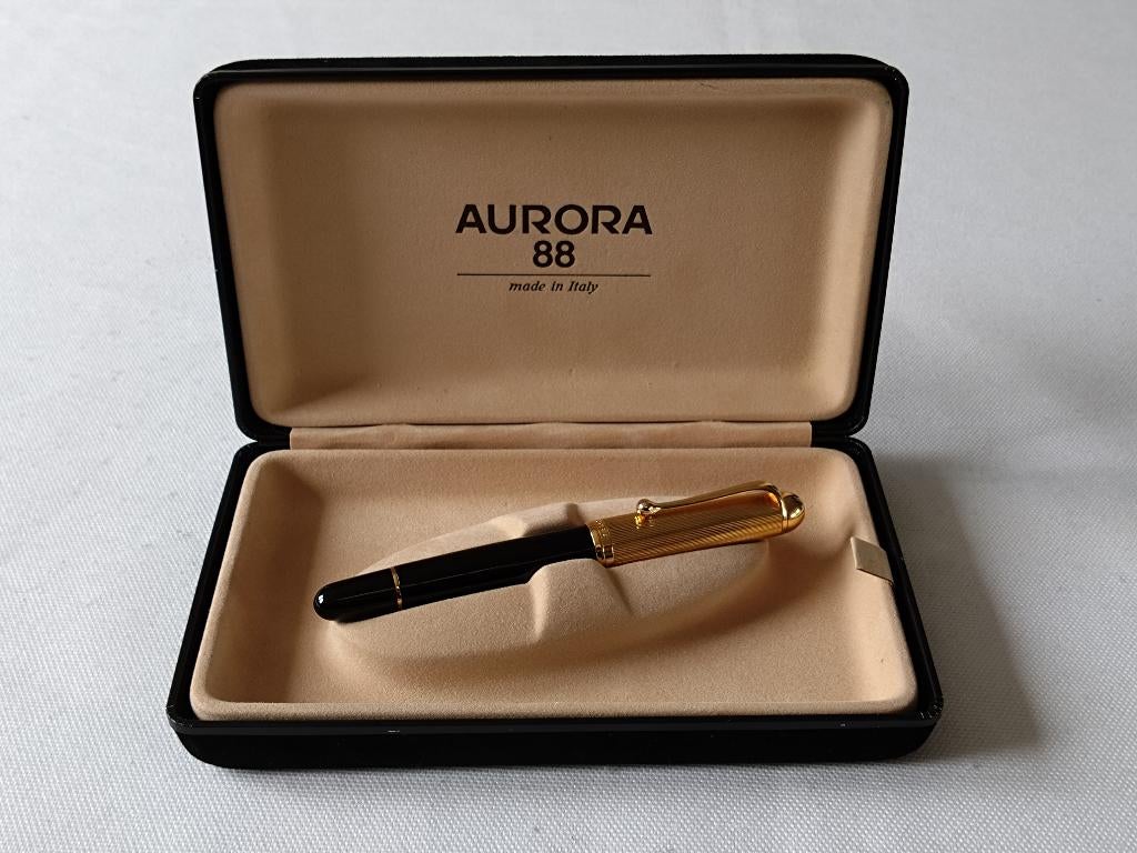 Aurora 88 801“88C”Black/Gold Vulpen 14K/585 Semi-Flex M-Nib, Collections, Stylos, Neuf, Autres marques, Enlèvement ou Envoi, Avec boîte