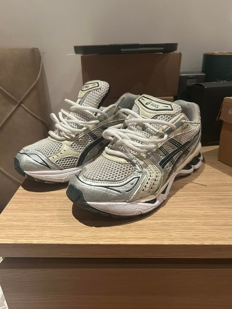 Asics kayano, Wit, Ophalen of Verzenden, Sneakers, Gedragen