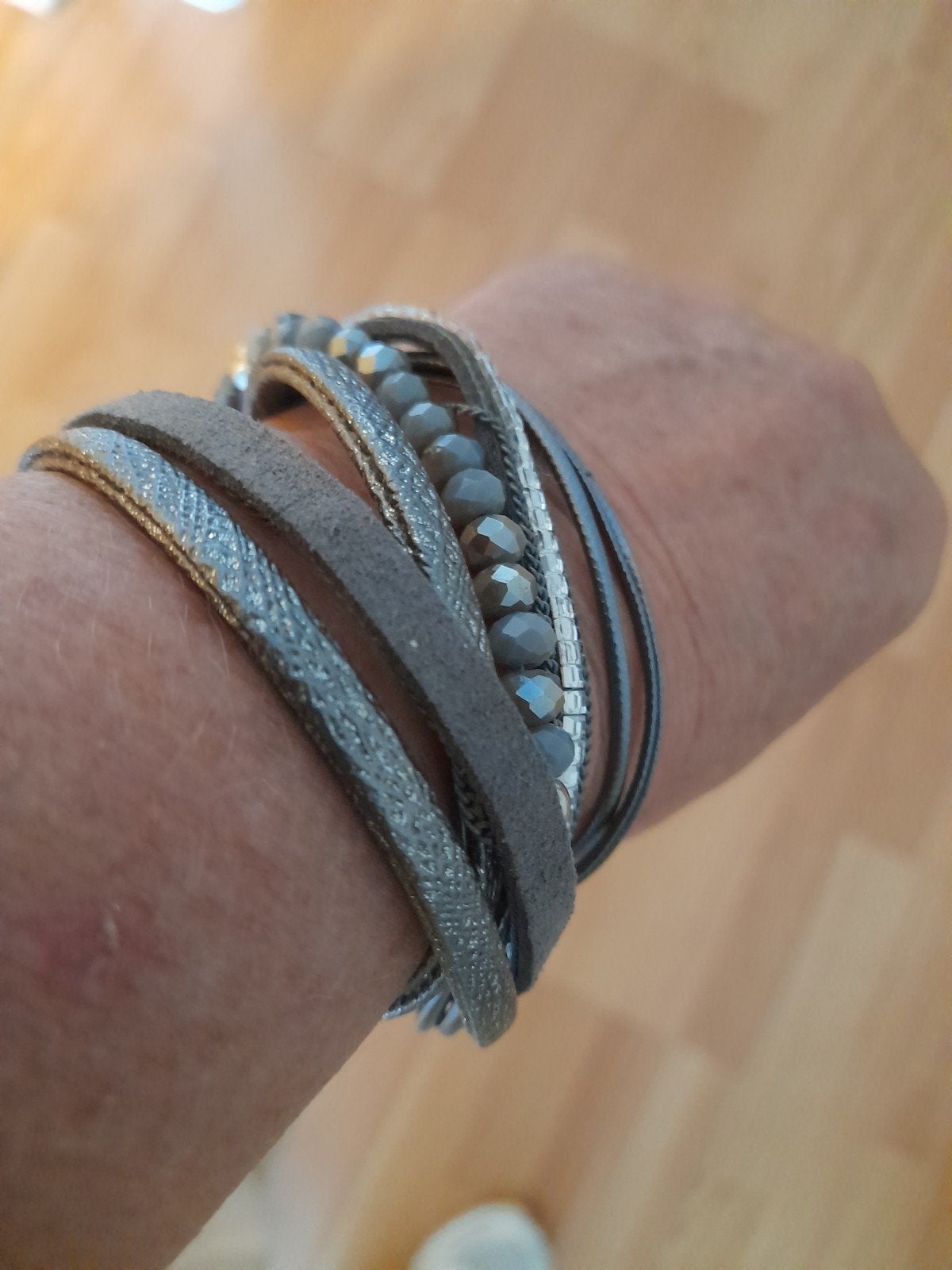 bracelet gris à paillettes, Enlèvement, Gris