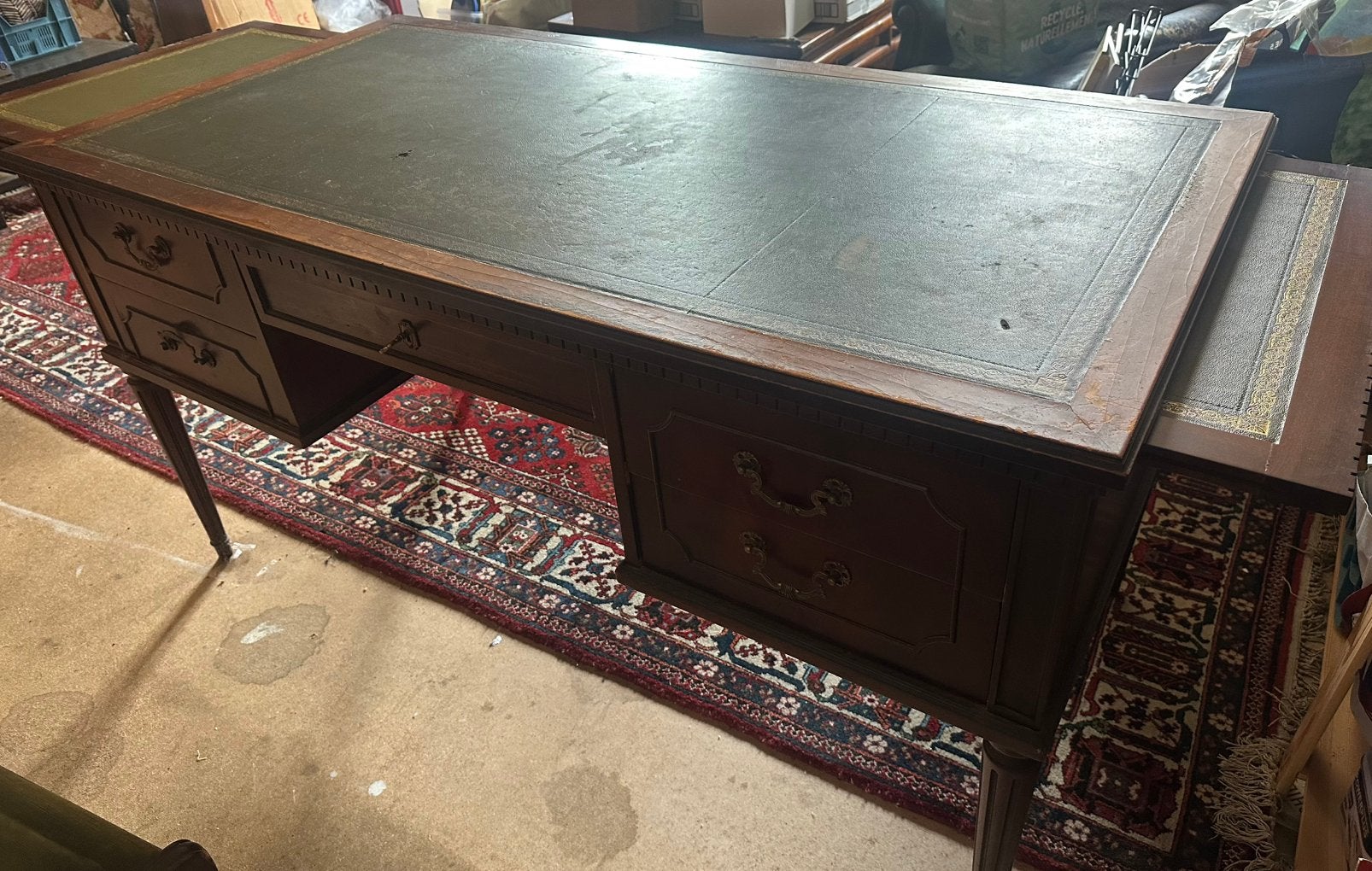 Ancien bureau de notaire avec la chaisse, Ophalen