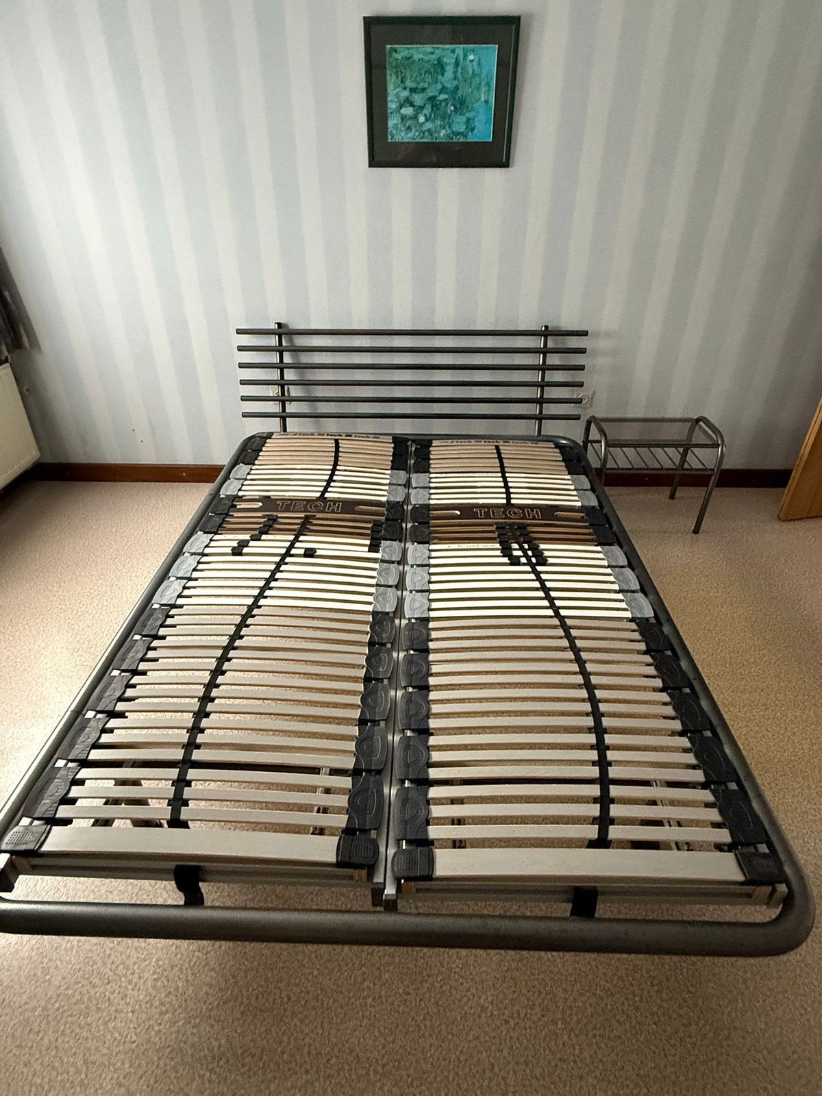 Bed 1.40m  metalen frame + lattenbodem + nachttafel, Ophalen, Gebruikt, Tweepersoons, 140 cm