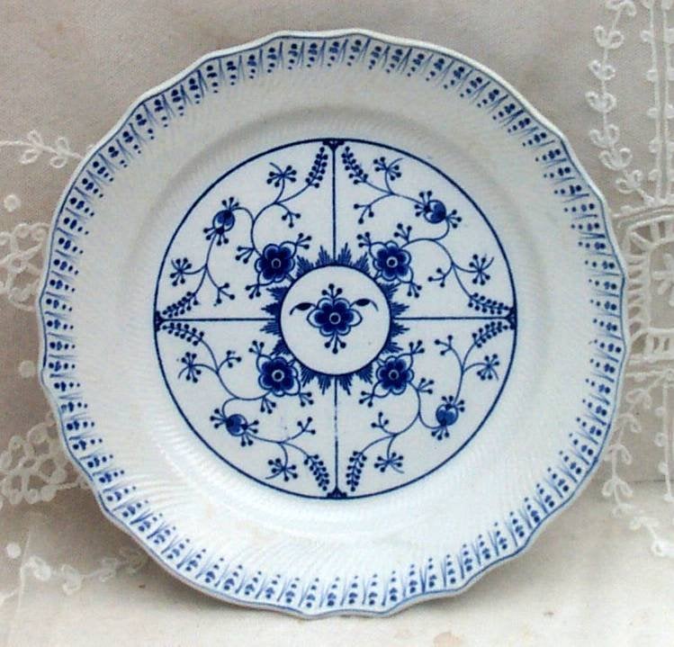 PLAT en FAIENCE de TOURNAI "IMMORTELLE de SAXE", Antiquités & Art, Enlèvement
