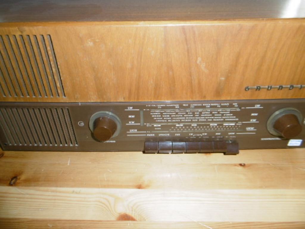 UN DES 1er GRUNDIG 1945 AVEC UK FM ,EN FONCTION BON ETAT, Antiek en Kunst, Ophalen