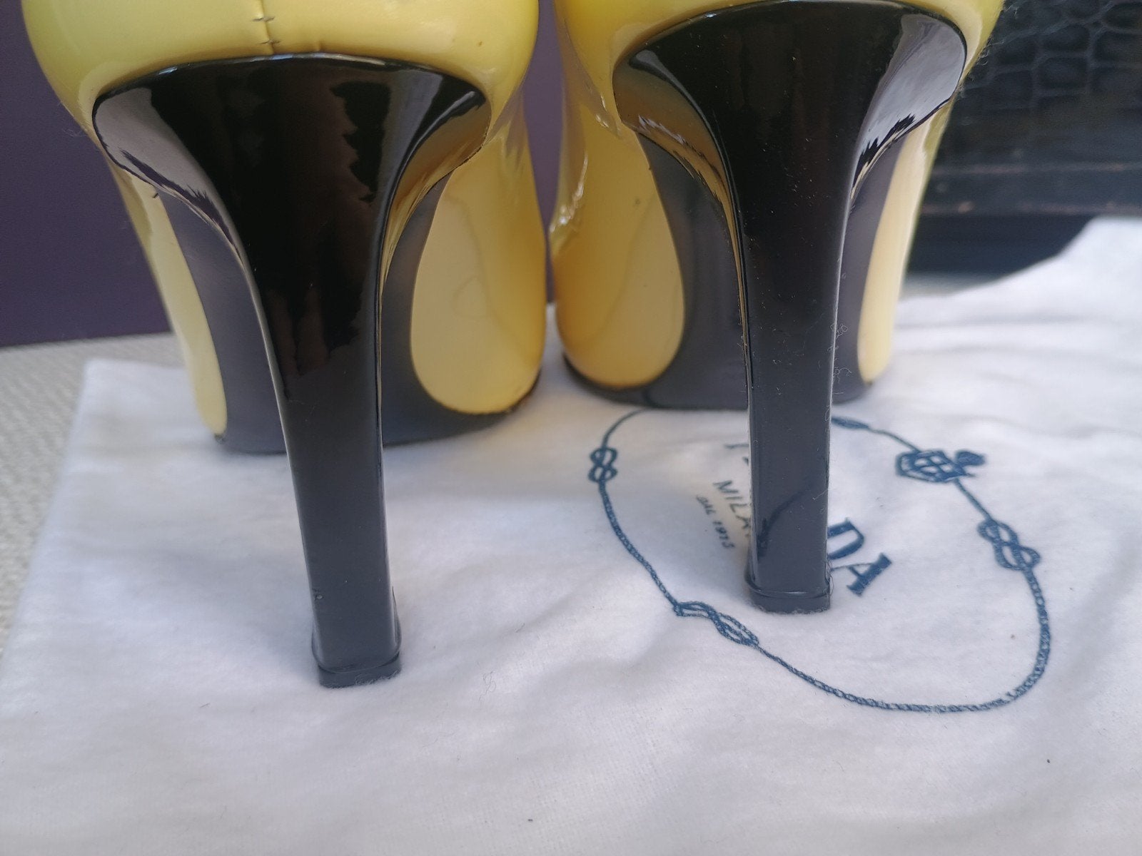 PRADA pumps 2 kleurig lakleer 35, Pumps, PRADA, Geel, Nieuw