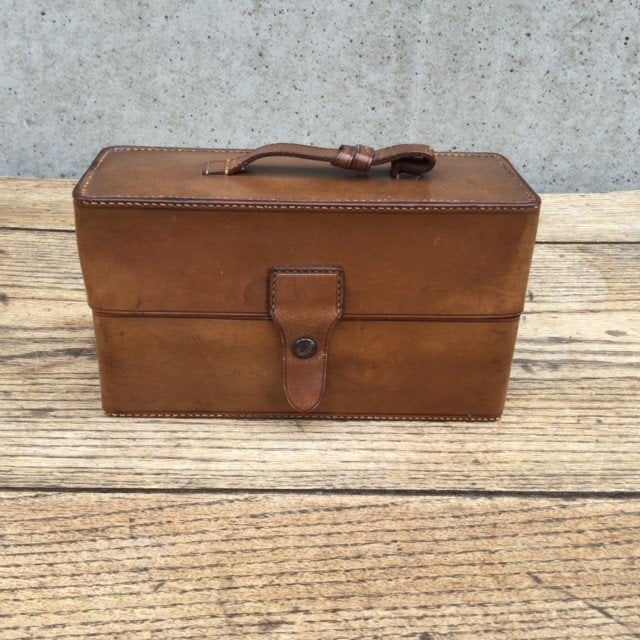 Lederen etui/reisset met 4 parfumflesjes, Antiek en Kunst, Ophalen of Verzenden