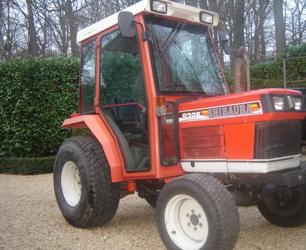 Tracteur Shibaura avec pneus de pelouse, Articles professionnels, Enlèvement, Utilisé, Jusqu'à 80 ch