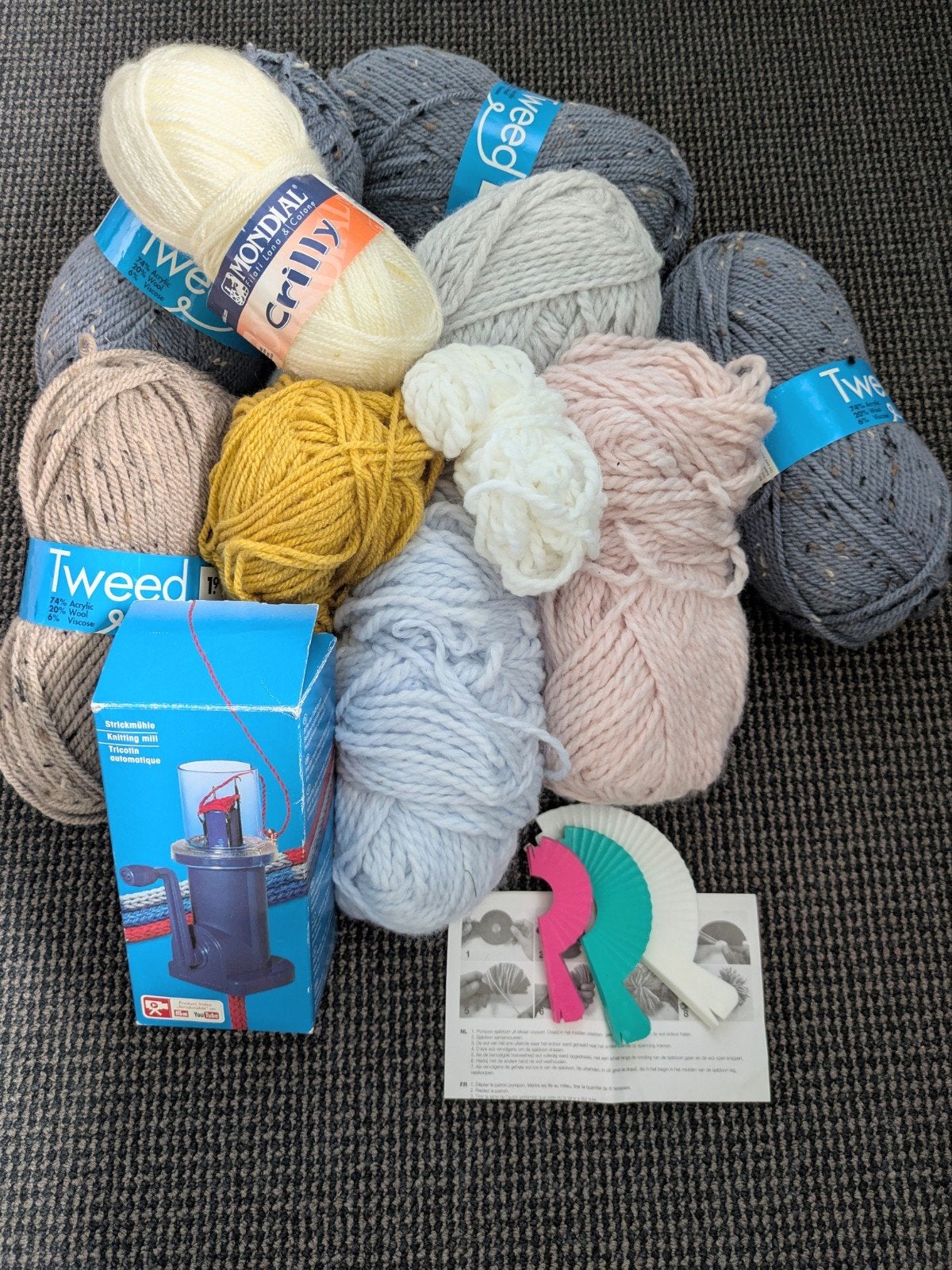 9 pelotes de laine + 3 patrons pompons + 1 tricotin + boite, Hobby & Loisirs créatifs, Enlèvement ou Envoi, Utilisé, Tricot ou Crochet