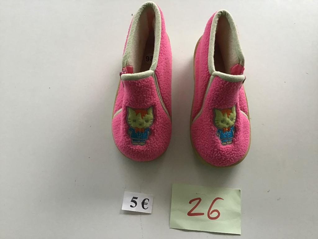 1 paar kinder pantoffels maat 26 voor 5 euro, Kinderen en Baby's, Ophalen of Verzenden, Zo goed als nieuw