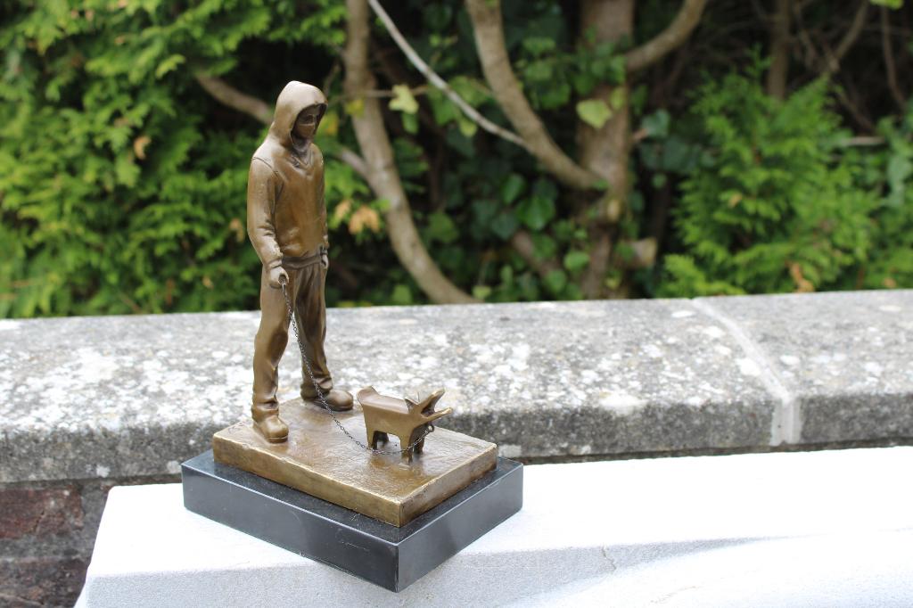 le garçon et le chien en bronze signé, BANKSY ., Enlèvement ou Envoi, Bronze