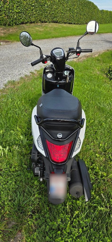Geweldige deal.SYM Mio 50i scooter,topconditie,102 km, Fietsen en Brommers, Gebruikt, 49 cc, Klasse B (45 km/u), Benzine