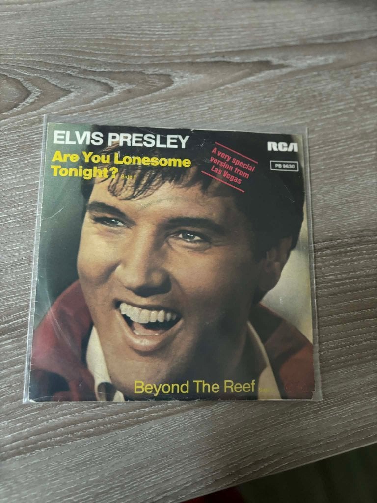 Elvis single are you lonesome tonight(lachversie), 7 inch, Ophalen of Verzenden, Zo goed als nieuw, Beschermende buitenhoes