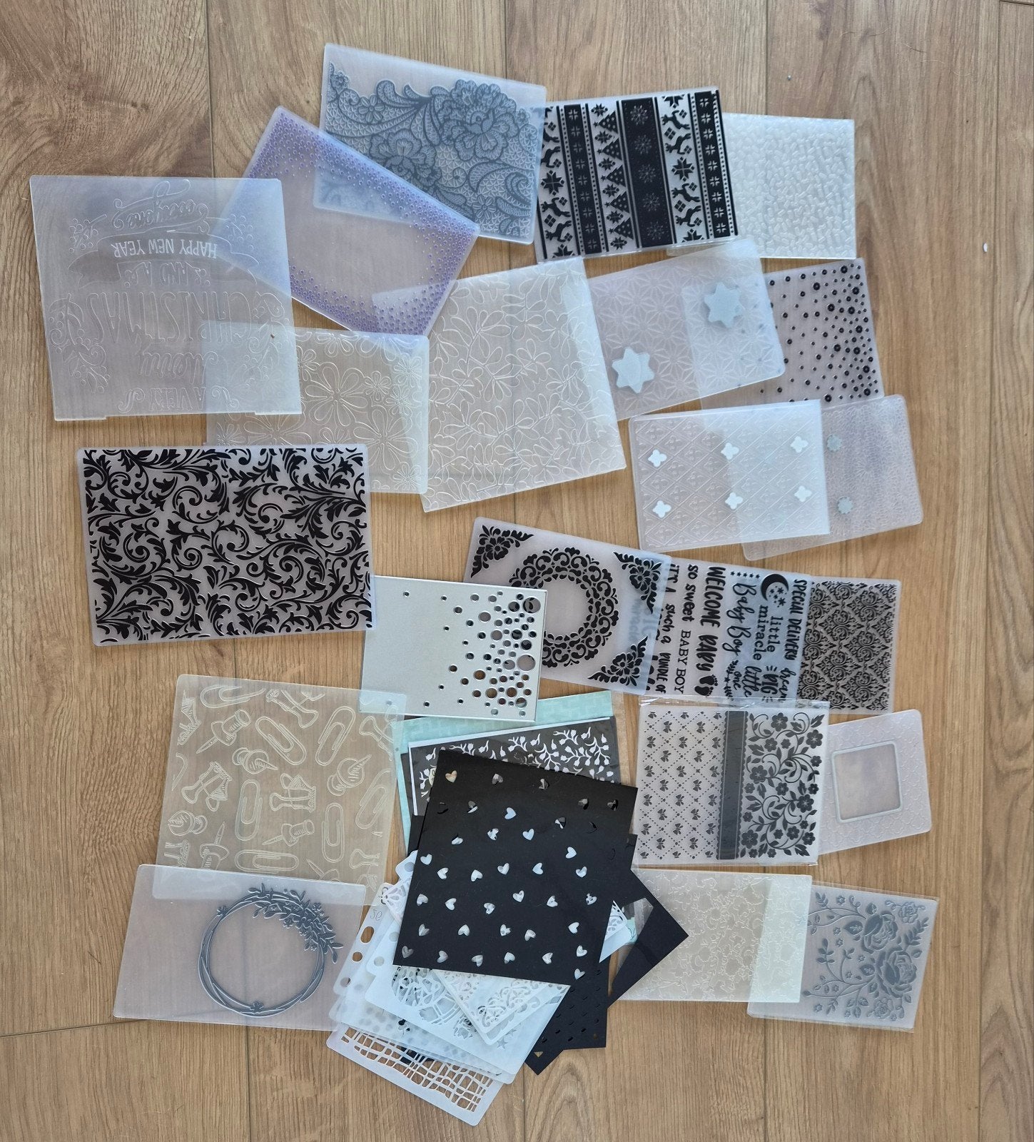 Grote set embossingfolders en stencils/masks – 34 stuks, Hobby en Vrije tijd, Scrapbooking, Ophalen, Zo goed als nieuw