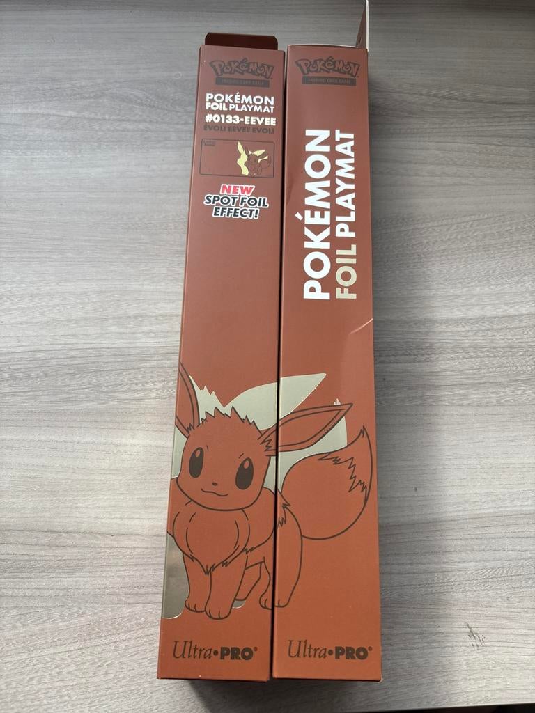 Ultra Pro Eevee Foil Playmat 133 Elite Series Limited Design, Enlèvement ou Envoi, Comme neuf